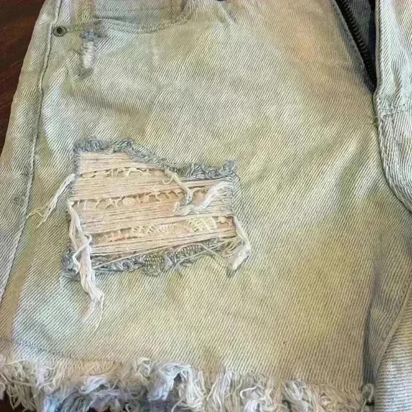 Mudd Women’s Hi-Rise Midi Flx Stretch light blue denim distressed shorts Size 5 - Picture 4 of 9